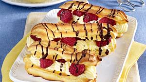 Eclairs mit Puddingcreme und Himbeeren Rezept - Foto: House of Food / Bauer Food Experts KG