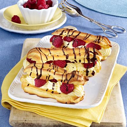 Eclairs mit Puddingcreme und Himbeeren Rezept Eclairs mit Puddingcreme und Himbeeren Rezept