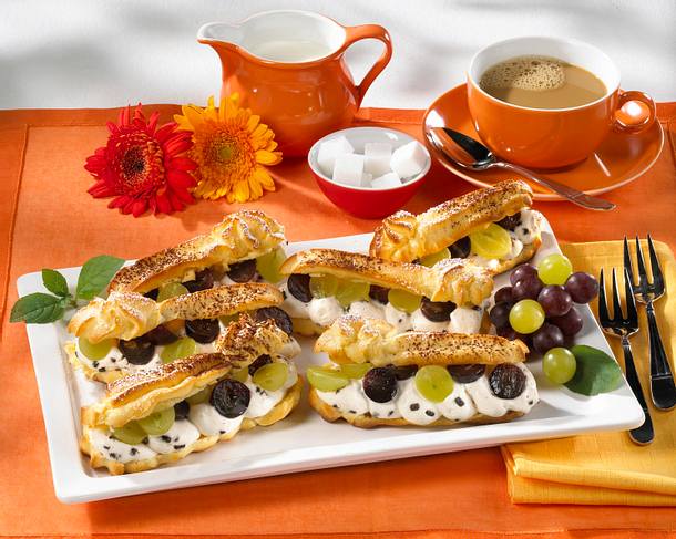Eclairs mit Stracciatella-Creme und Trauben Rezept Eclairs mit Stracciatella-Creme und Trauben Rezept