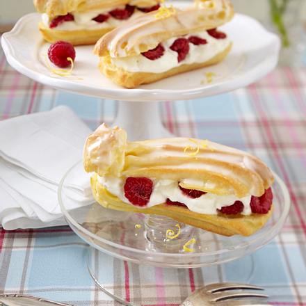 Eclairs mit Zitronen-Joghurtcreme und Himbeeren Rezept