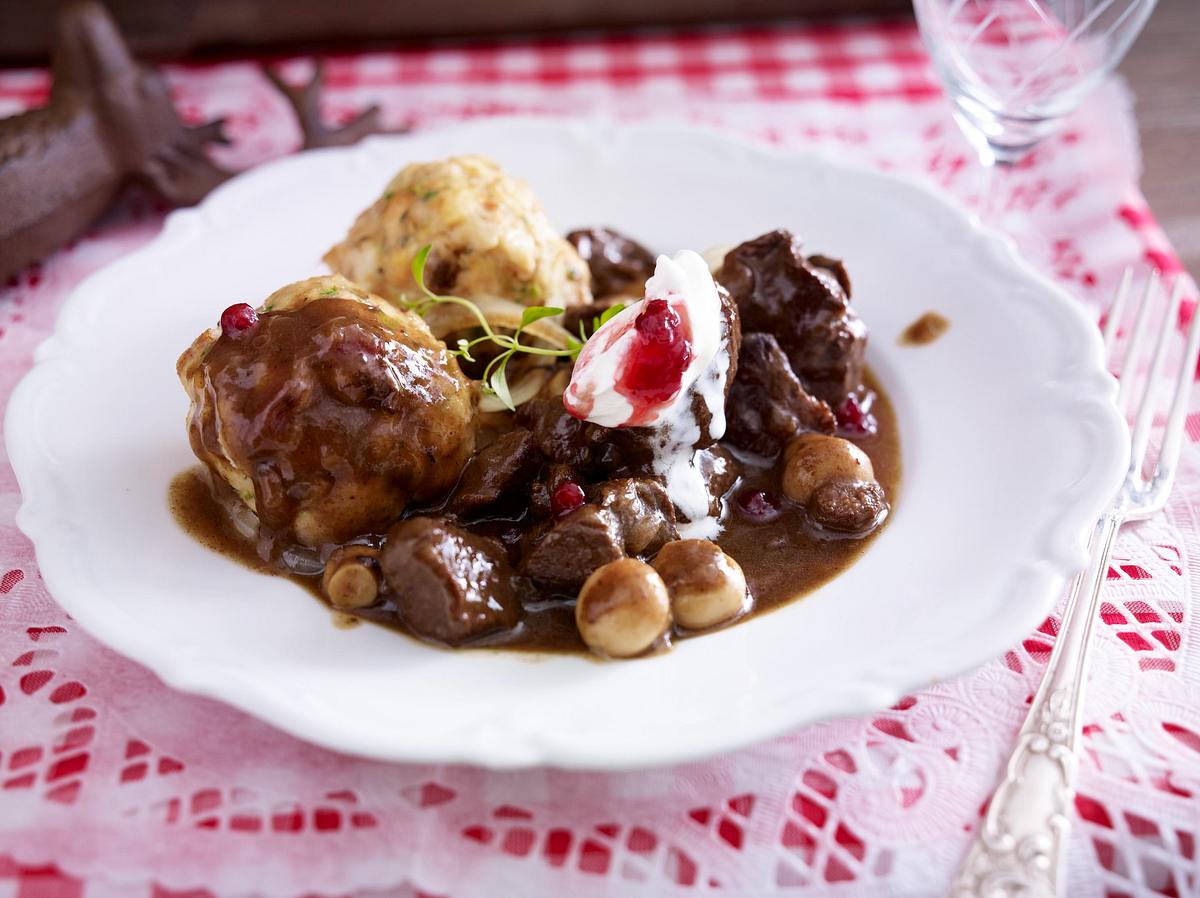 Edelgulasch vom Hirsch Rezept