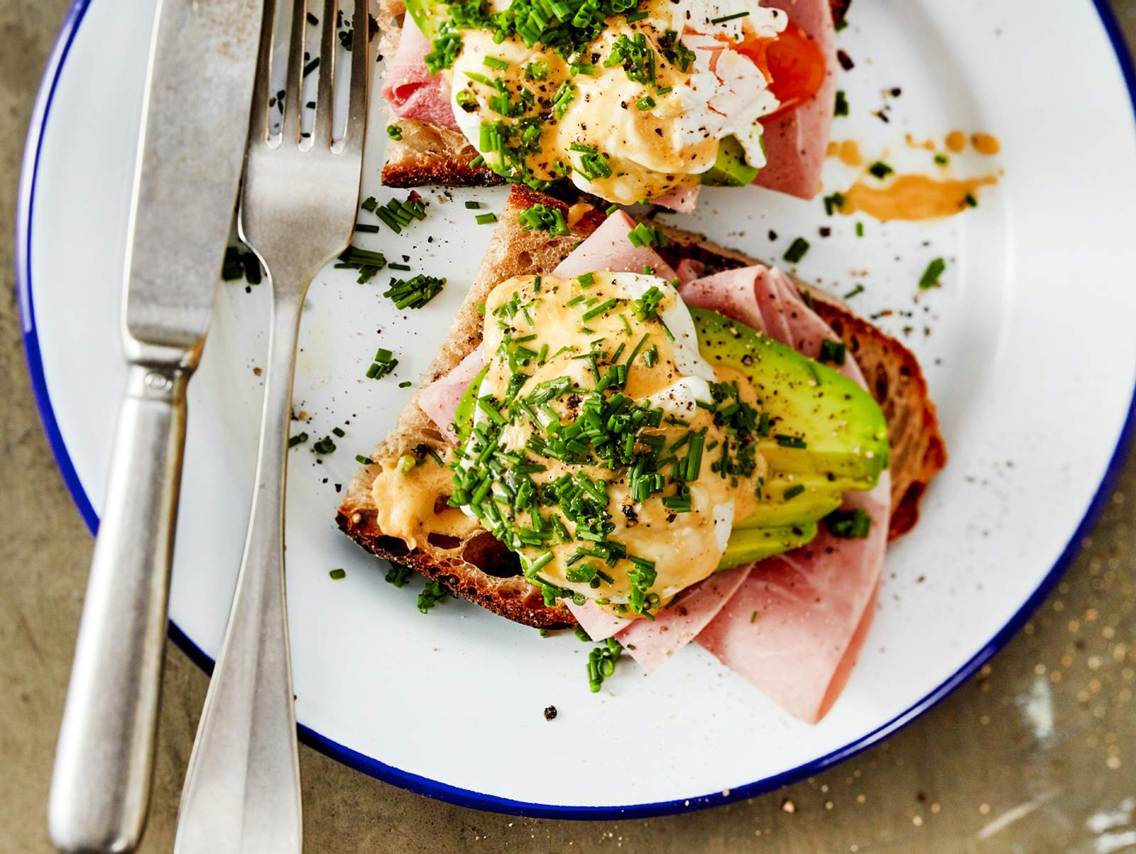 Eggs Benedict auf Röstbrot mit Avocado, Koschinken und Hollandaise | LECKER