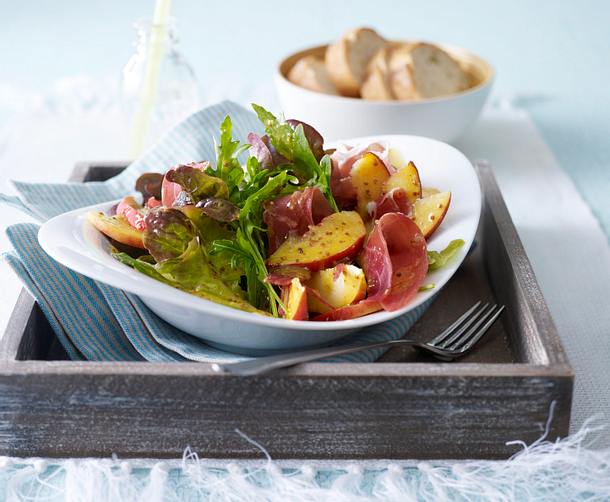 Eichblatt-Rauke-Salat mit Pfirsichen, Parmaschinken und Senf-Vinaigrette Rezept