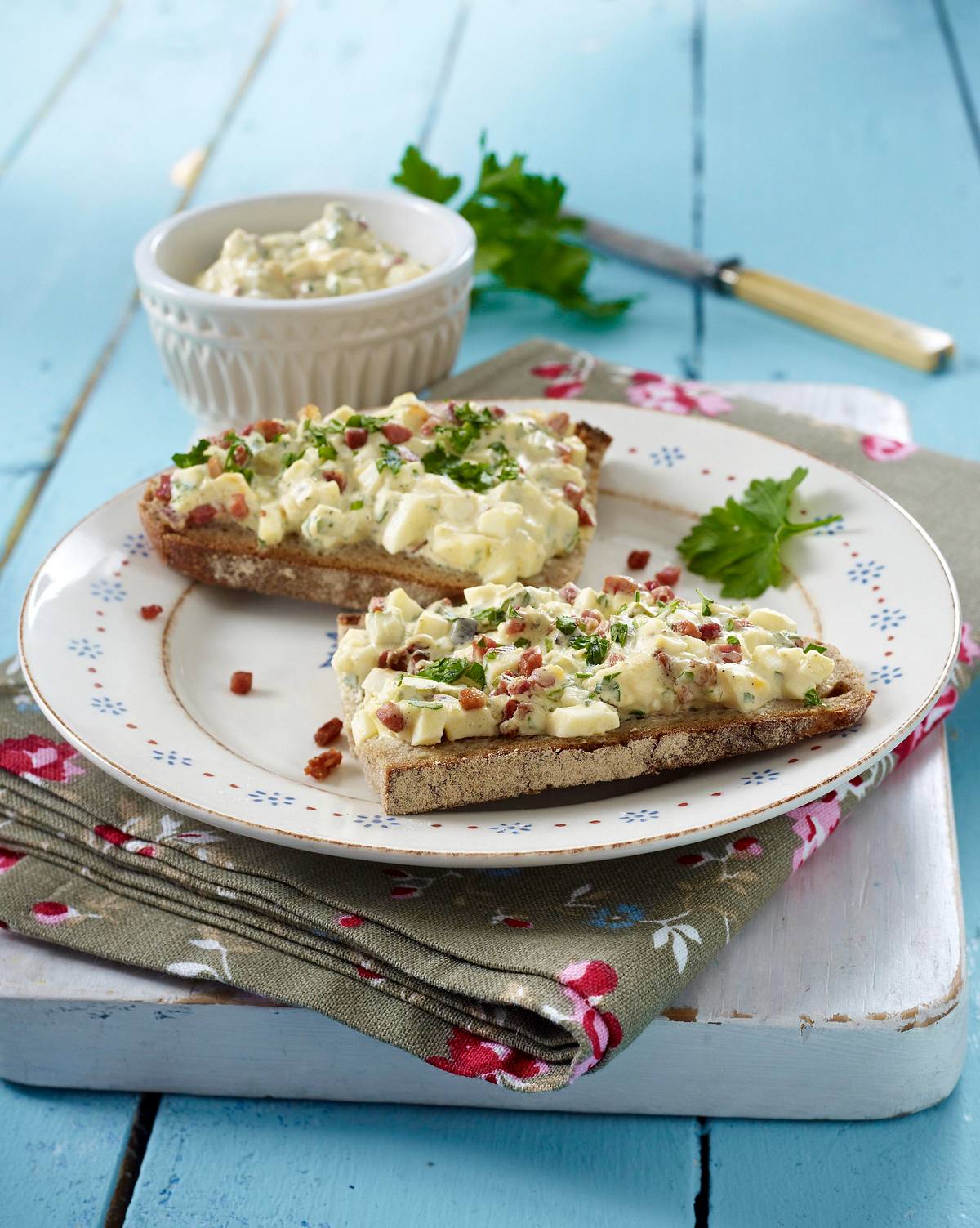 Eier-Häckerle auf Bauernbrot Rezept