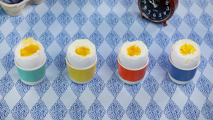 Eier in vier verschiedenen Garstufen aus dem Airfryer - Foto: LECKER.de