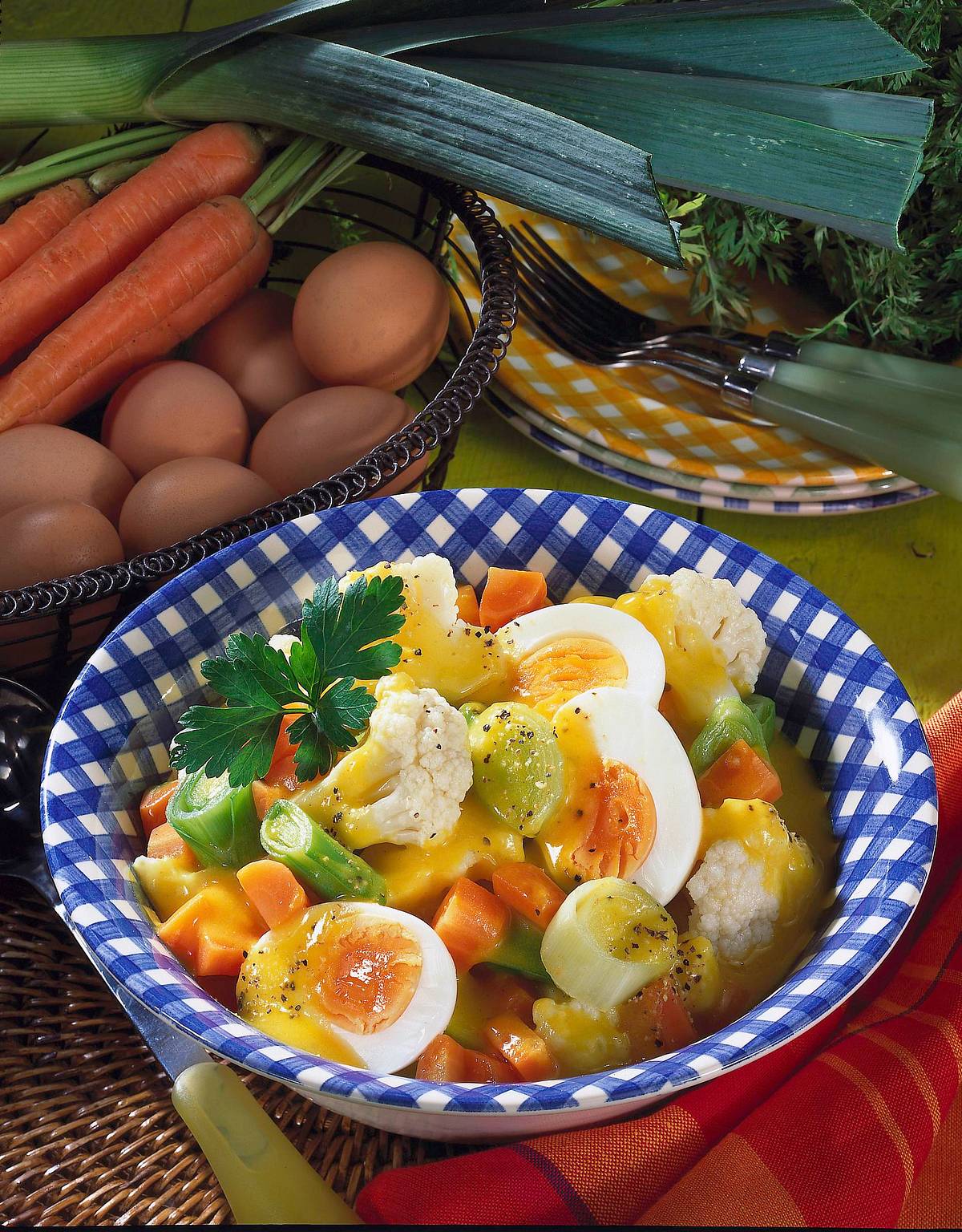 Eier in Gemüse-Senf-Soße Rezept