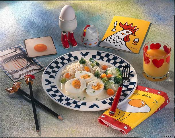 Eier in Käsesoße mit Reis, Broccoli und Möhren Rezept Eier in Käsesoße mit Reis, Broccoli und Möhren Rezept