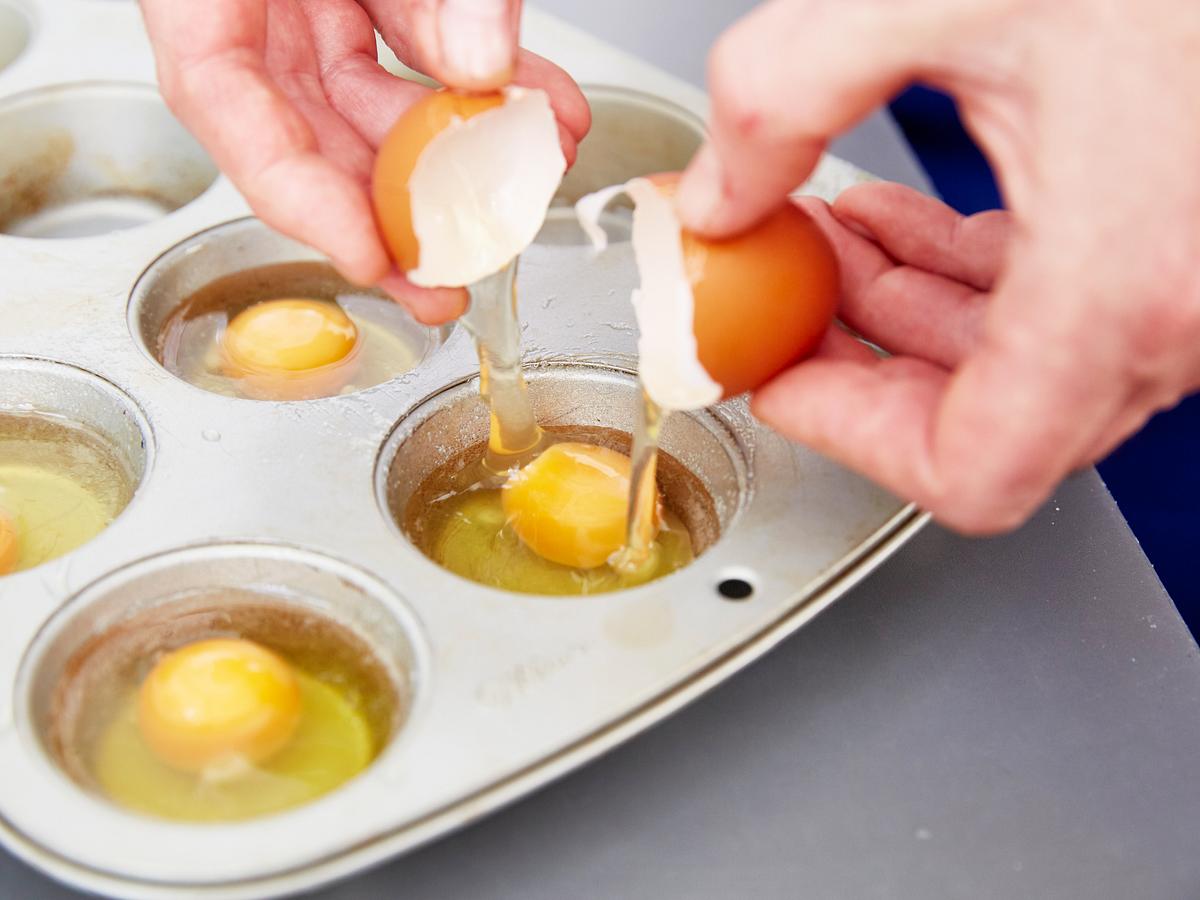 Eier in Muffinform pochieren