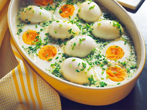 Eier in Schnittlauchsoße Rezept | LECKER