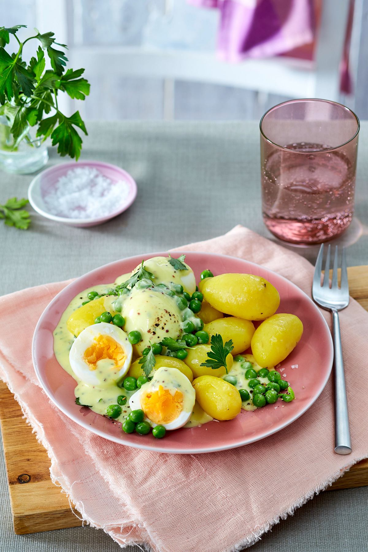 Eier in Senfsoße mit Erbsen Rezept