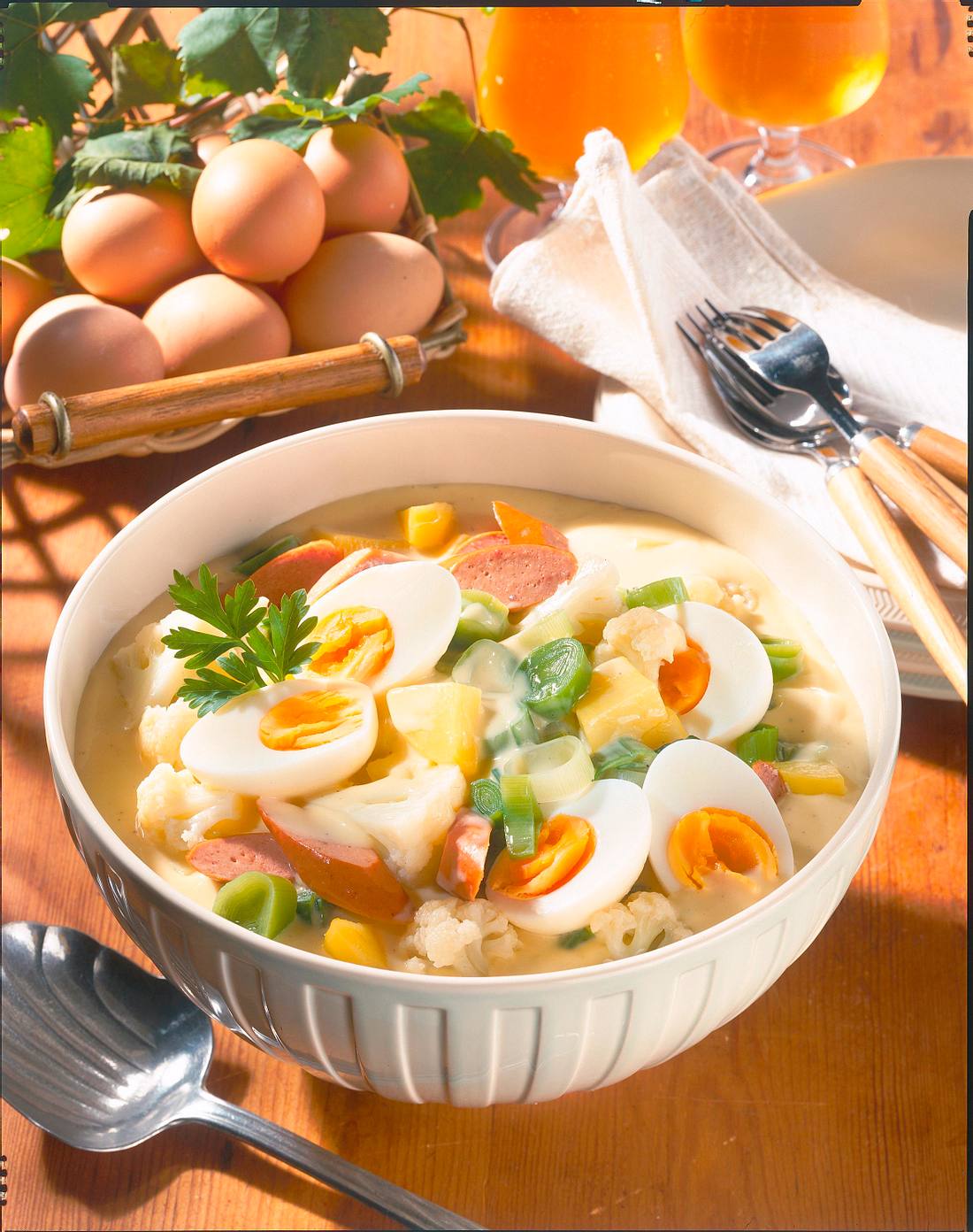Eier-Kartoffel-Ragout mit Würstchen Rezept | LECKER