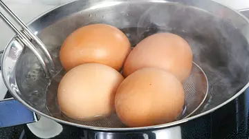 Eier zum Kochen mit einem Schaumlöffel ins Wasser geben. - Foto: LECKER @ Bauer Media Group Eier zum Kochen mit einem Schaumlöffel ins Wasser geben. - Foto: LECKER @ Bauer Media Group