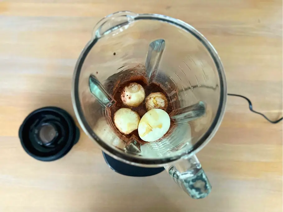 Pudding-Zutaten und hart gekochte Eier im Standmixer Pudding-Zutaten und hart gekochte Eier im Standmixer