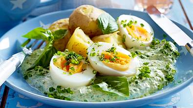 Eier mit grüner Joghurtsoße Rezept - Foto: LECKER @ Bauer Media Group