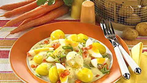Eier-Möhren-Ragout zu Pellkartoffeln Rezept - Foto: House of Food / Bauer Food Experts KG