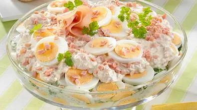 Eier-Schicht-Salat Rezept - Foto: LECKER @ Bauer Media Group