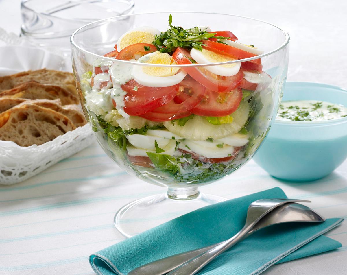 Eier-Schichtsalat mit Joghurt-Kräuter-Dressing Rezept