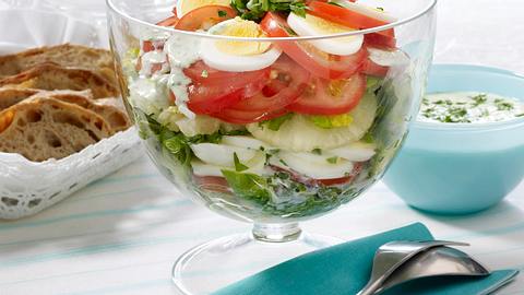Eier-Schichtsalat mit Joghurt-Kräuter-Dressing Rezept - Foto: House of Food / Bauer Food Experts KG