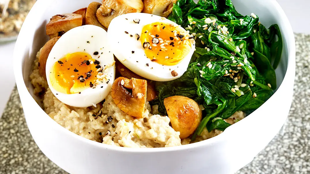 Eier-Spinat-Bowl mit Porridge Rezept - Foto: LECKER @ Bauer Media Group Eier-Spinat-Bowl mit Porridge Rezept - Foto: LECKER @ Bauer Media Group