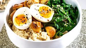 Eier-Spinat-Bowl mit Porridge Rezept - Foto: House of Food / Bauer Food Experts KG