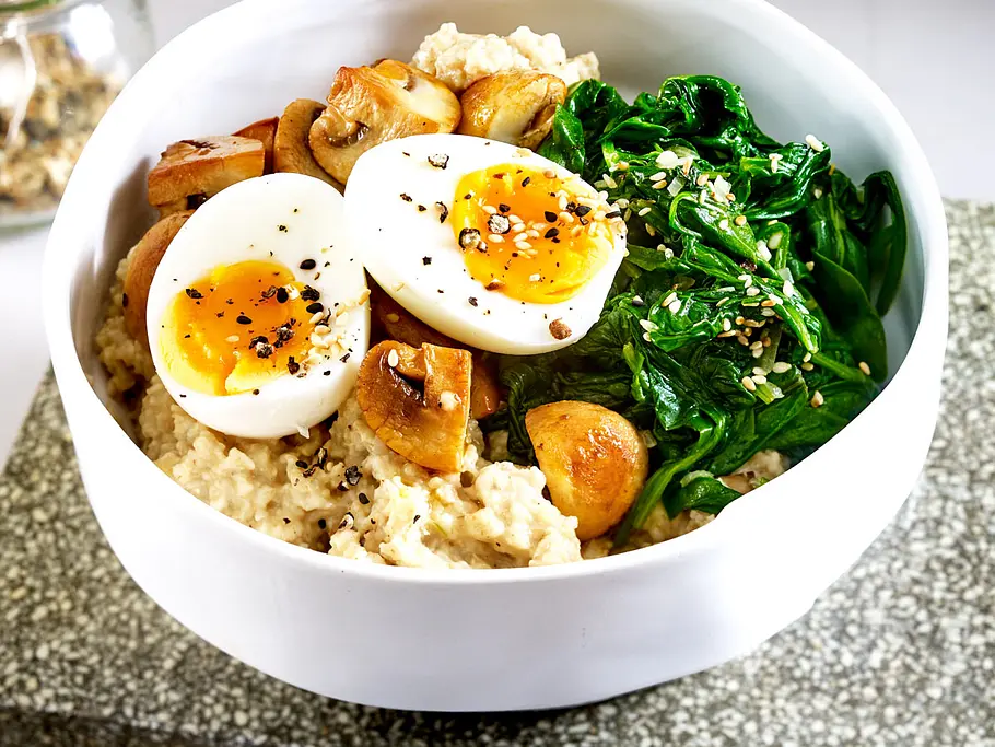 Eier-Spinat-Bowl mit Porridge Rezept Eier-Spinat-Bowl mit Porridge Rezept