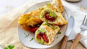 Eier-Wrap mit Lachs und Tomate Rezept - Foto: LECKER @ Bauer Media Group