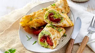 Eier-Wrap mit Lachs und Tomate Rezept - Foto: LECKER @ Bauer Media Group
