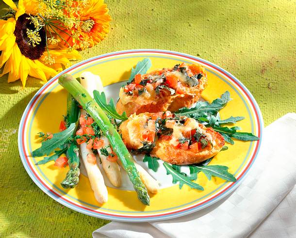 Eierbrottörtchen mit Spargelsalat Rezept Eierbrottörtchen mit Spargelsalat Rezept
