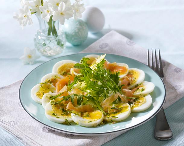 Eiercarpaccio mit Dillvinaigrette und geräuchertem Lachs auf Salat Rezept Eiercarpaccio mit Dillvinaigrette und geräuchertem Lachs auf Salat Rezept