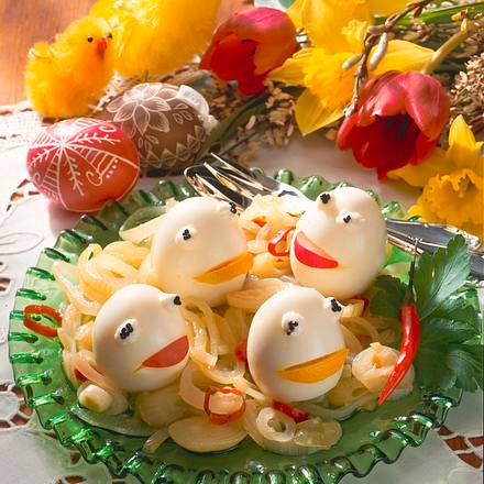Eierfrösche auf Zwiebelsalat Rezept Eierfrösche auf Zwiebelsalat Rezept