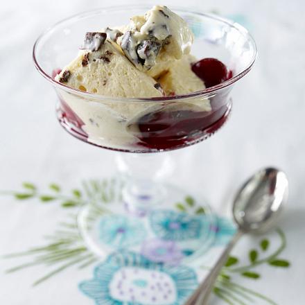Eierlikör-Mousse mit Beeren Rezept Eierlikör-Mousse mit Beeren Rezept