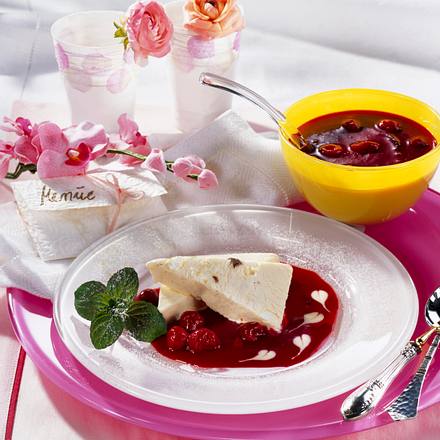 Eierlikör-Parfait mit heißen Himbeeren Rezept Eierlikör-Parfait mit heißen Himbeeren Rezept