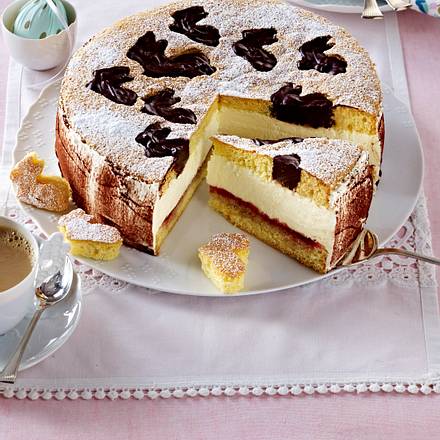 Eierlikör-Schokotorte mit Häschendeko Rezept Eierlikör-Schokotorte mit Häschendeko Rezept