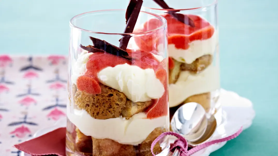 Zwei Dessertgläser mit geschichteten Löffelbiskuits, die in Espresso braun getränkt sind, mit weißer Creme und roter Erdbeersoße getoppt sind. - Foto: LECKER @ Bauer Media Group Zwei Dessertgläser mit geschichteten Löffelbiskuits, die in Espresso braun getränkt sind, mit weißer Creme und roter Erdbeersoße getoppt sind. - Foto: LECKER @ Bauer Media Group