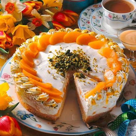 Eierlikörsahnetorte mit Pfirsichen Rezept
