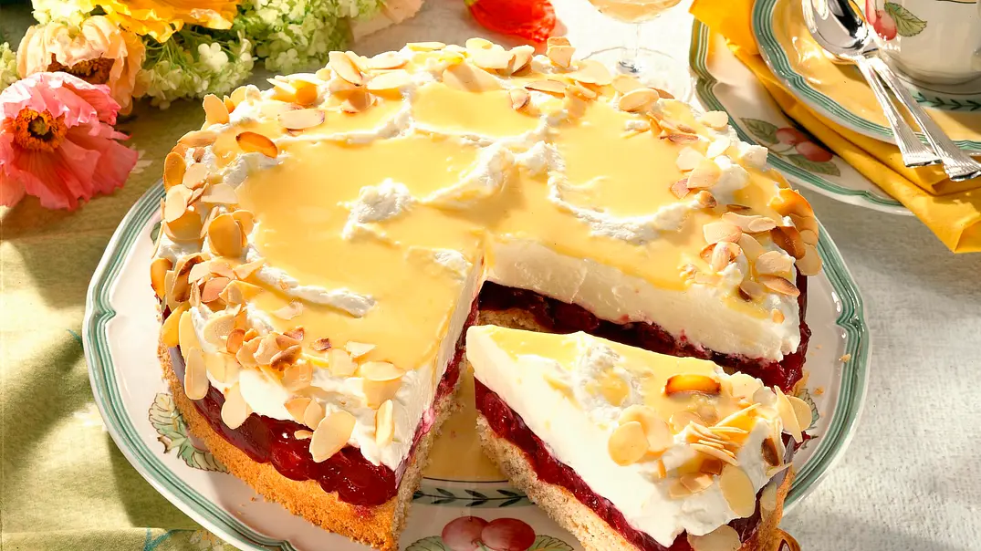Eierlikör-Kirsch-Torte Rezept - Foto: LECKER @ Bauer Media Group Eierlikör-Kirsch-Torte Rezept - Foto: LECKER @ Bauer Media Group