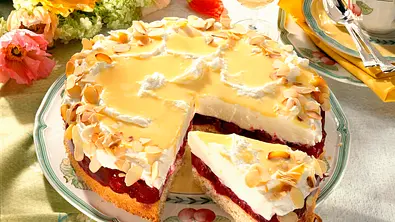 Eierlikör-Kirsch-Torte Rezept - Foto: LECKER @ Bauer Media Group