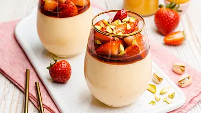 Eierlikör-Mousse mit karamellisierten Erdbeeren Rezept - Foto: ShowHeroes für LECKER @ Bauer Media Group