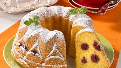 Eierlikör-Napfkuchen mit Kirschen Rezept - Foto: LECKER @ Bauer Media Group