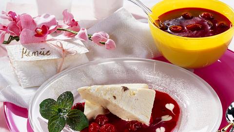 Eierlikör-Parfait mit heißen Himbeeren Rezept - Foto: Maass