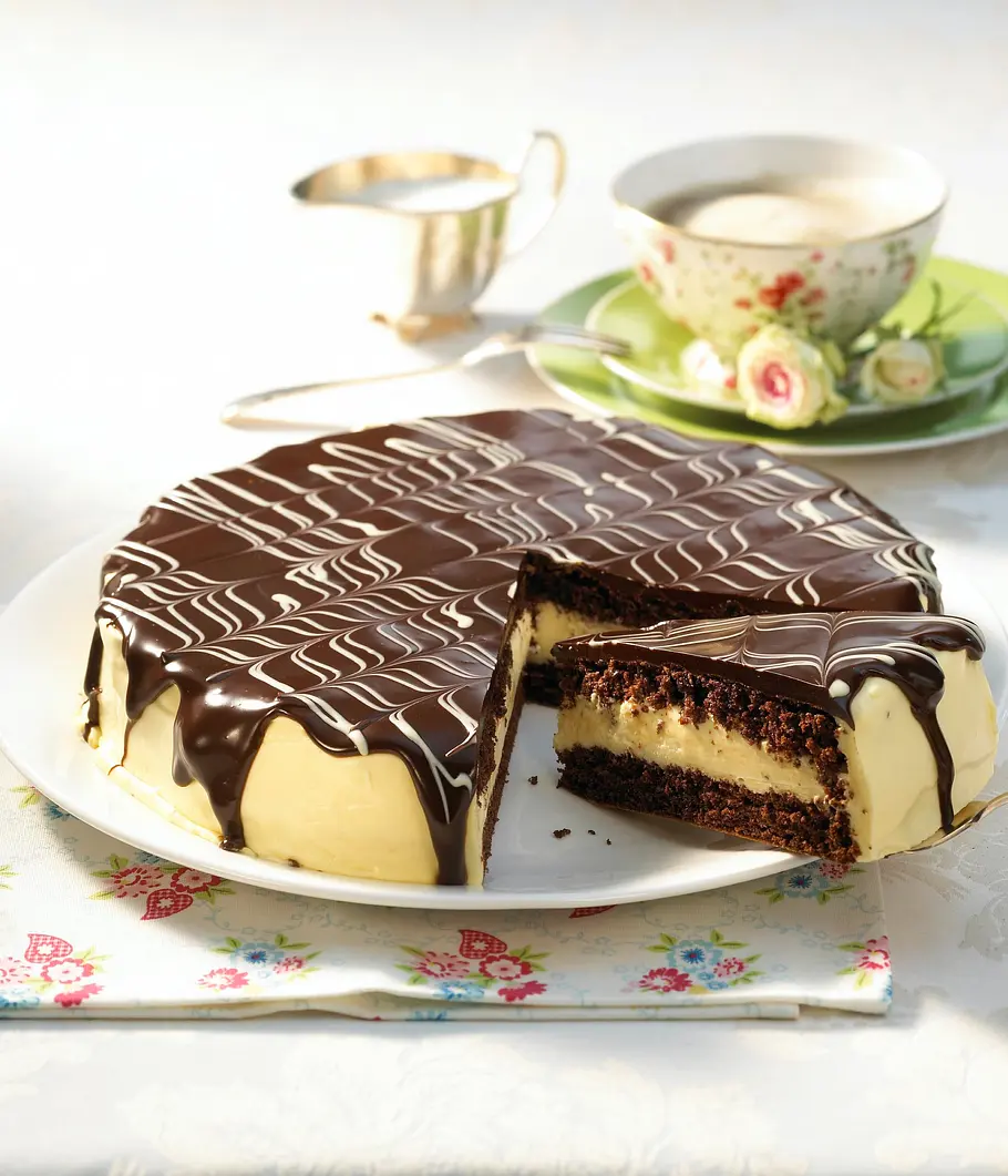 Eierlikör-Torte mit Schokoguss Rezept Eierlikör-Torte mit Schokoguss Rezept