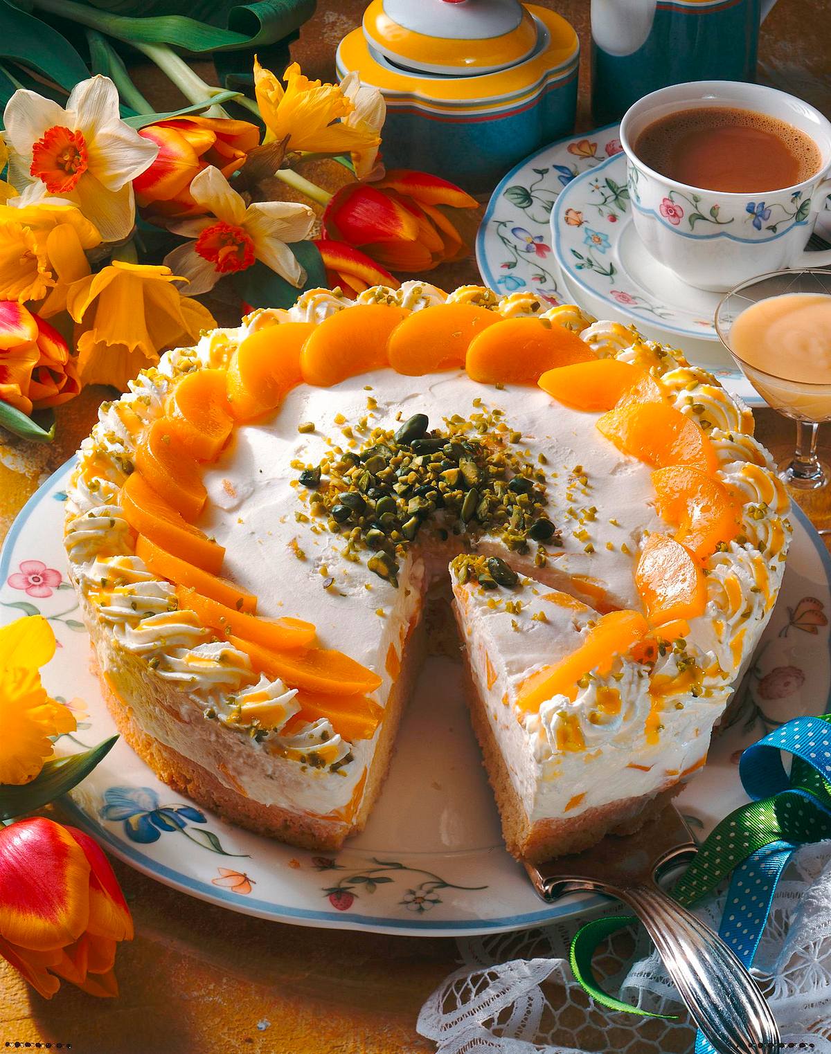 Eierlikörsahnetorte mit Pfirsichen Rezept