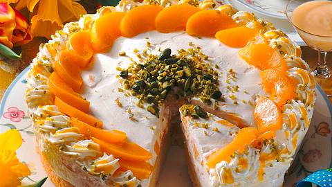 Eierlikörsahnetorte mit Pfirsichen Rezept - Foto: Neckermann