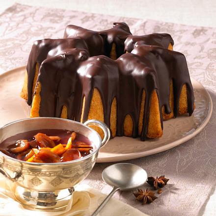 Eierpunschkuchen mit Schokoguss und heißen Pflaumen Rezept Eierpunschkuchen mit Schokoguss und heißen Pflaumen Rezept