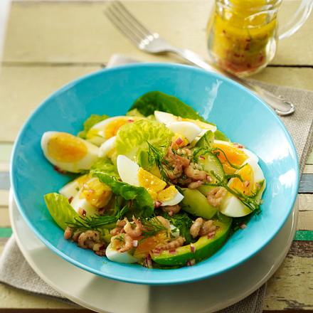 Eiersalat mit Avocado, Krabben, Salatgurke und Römersalat in Limetten-Dill-Vinaigrette Rezept Eiersalat mit Avocado, Krabben, Salatgurke und Römersalat in Limetten-Dill-Vinaigrette Rezept