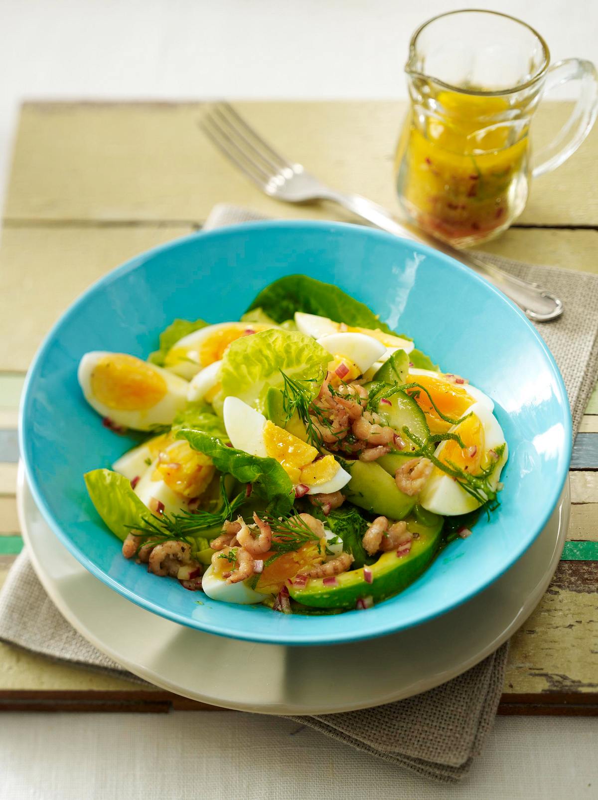 Eiersalat mit Avocado, Krabben, Salatgurke und Römersalat in Limetten-Dill-Vinaigrette Rezept