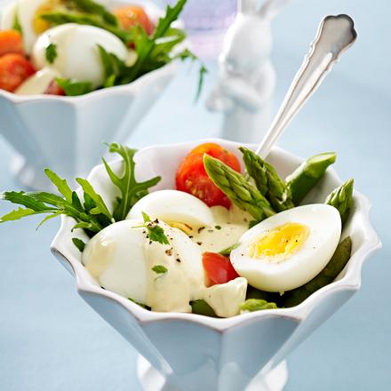 Eiersalat mit grünem Spargel, Kirschtomaten, Rauke, Kerbel und Senf-Creme-Fraiche Rezept Eiersalat mit grünem Spargel, Kirschtomaten, Rauke, Kerbel und Senf-Creme-Fraiche Rezept