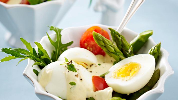 Eiersalat mit grünem Spargel, Kirschtomaten, Rauke, Kerbel und Senf-Creme-Fraiche Rezept - Foto: House of Food / Bauer Food Experts KG