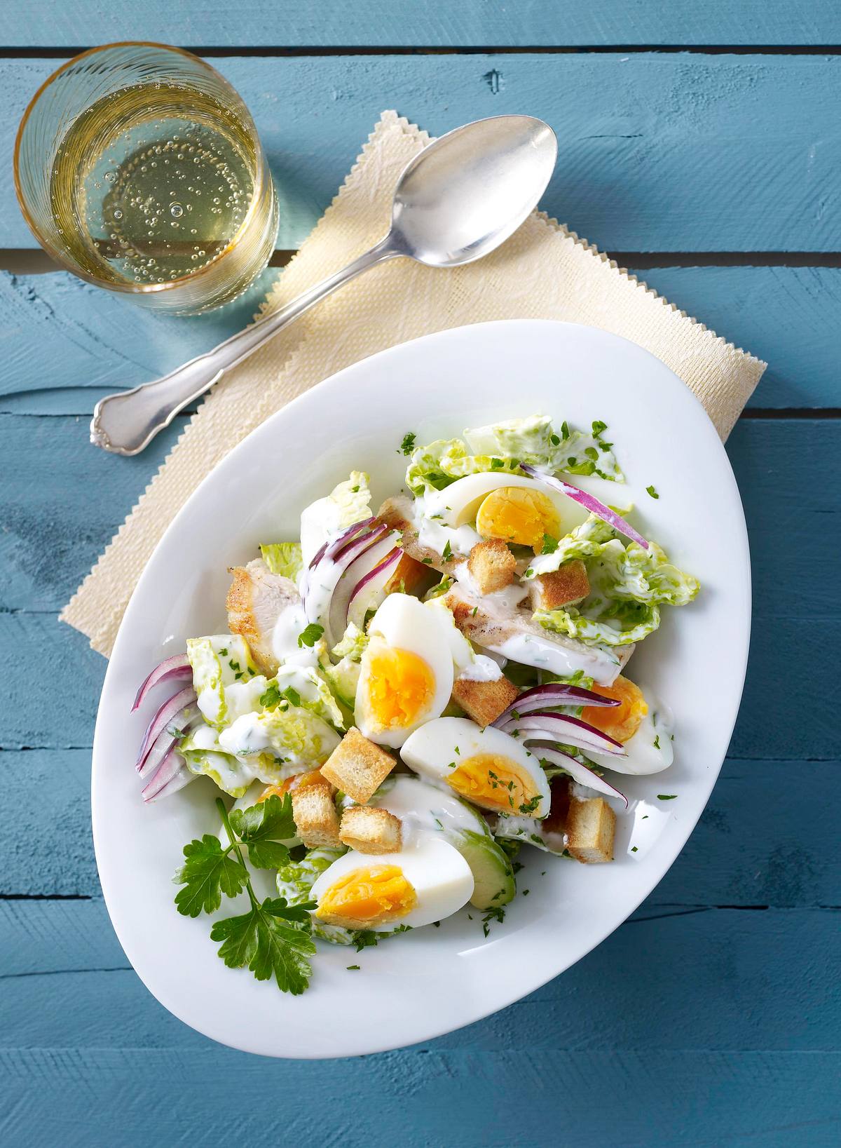 Eiersalat mit Hähnchenfilet und Croûtons Rezept