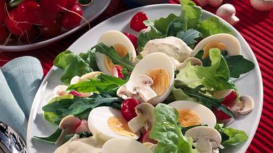 Eiersalat mit Senf Joghurt Dressing Rezept - Foto: LECKER @ Bauer Media Group